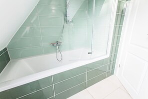 Een douche, een haardroger, handdoeken, zeep