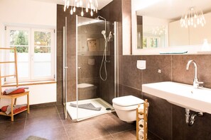 Een douche, een haardroger, handdoeken, zeep
