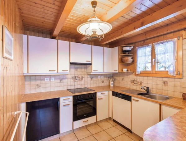 Fridge, oven, dishwasher, cookware/dishes/utensils
