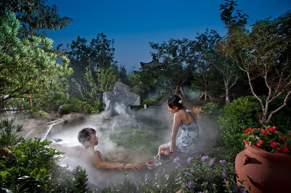 Outdoor spa tub - Nanjing Greenland Yuhao Hot Spring Hotel (Nanjing)