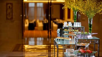 4 restaurants, breakfast served