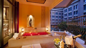 Deluxe Suite | Bilik Mandi | Tab mandi dan pancuran berasingan, kelengkapan dandanan diri percuma