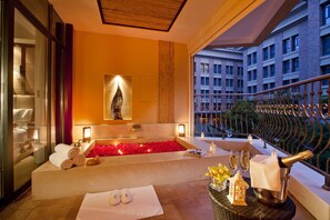 Suite Deluks | Kamar mandi | Bathtub dan shower terpisah dan perlengkapan mandi gratis