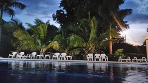 Outdoor pool, pool loungers - Arizona Ranch Hotel (Girardot)