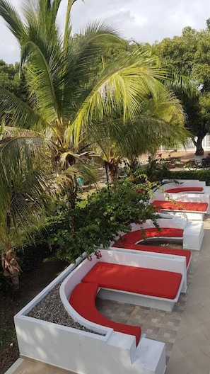 Piscine extérieure, chaises longues