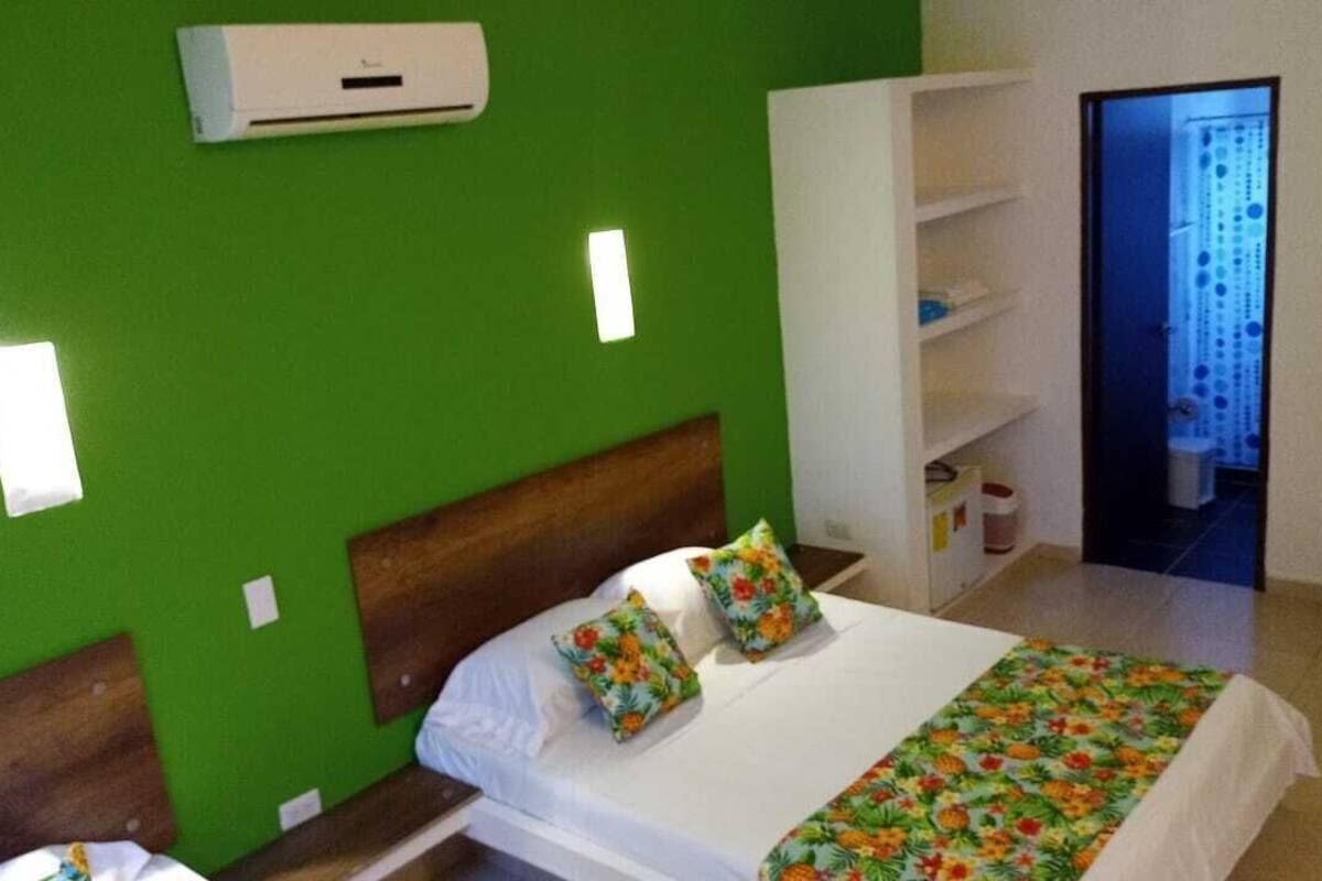 迷你吧、免费 WiFi、床单