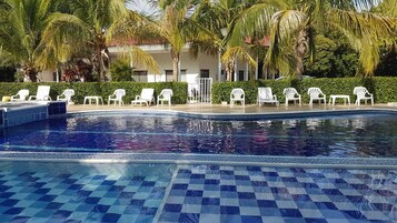 室外游泳池，日光浴躺椅