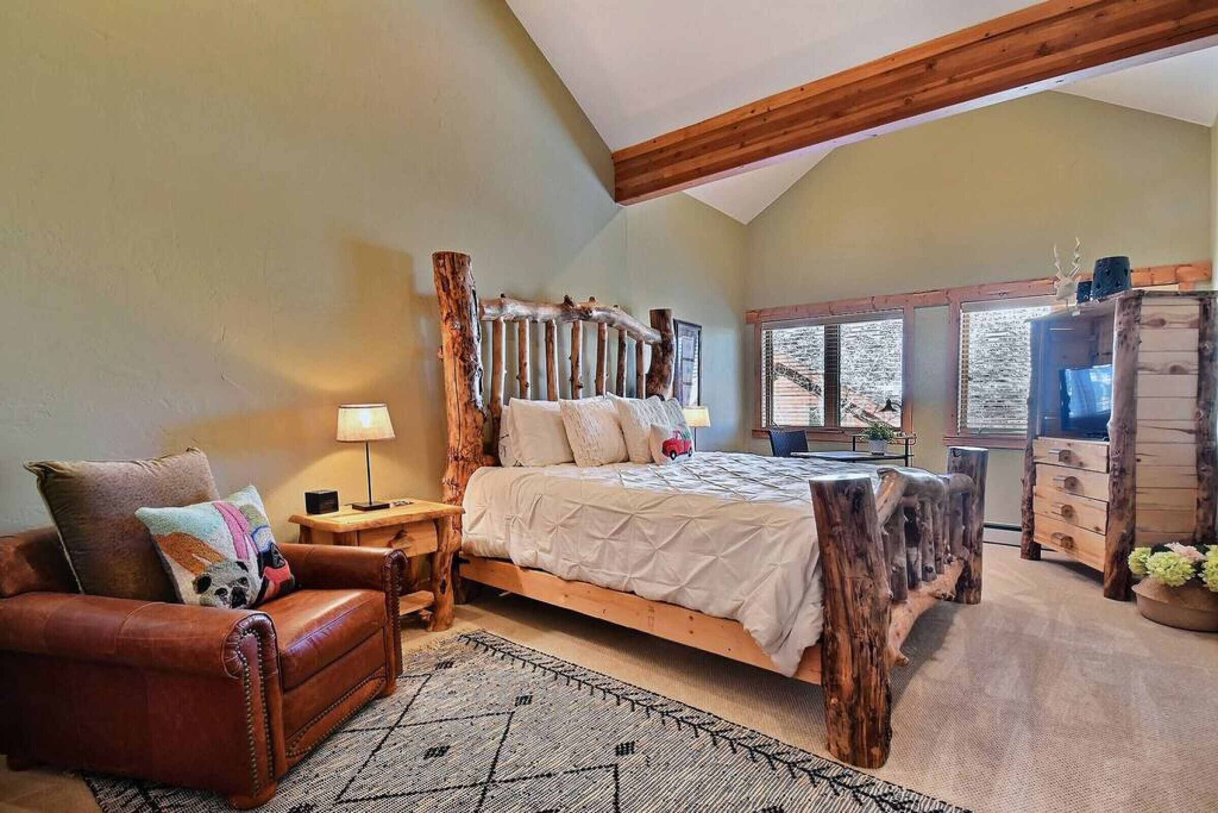 3 bedrooms, desk, iron/ironing board, travel cot