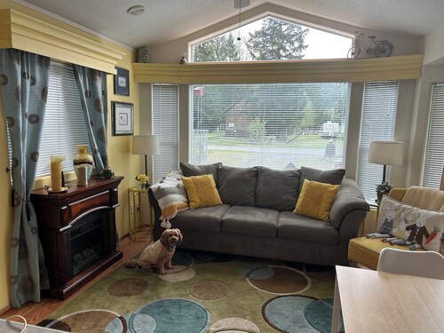 Mountain Frog Cabin - A.C./Sleeps 2/Hot Tub - 30 min. from Rainier/Skiing