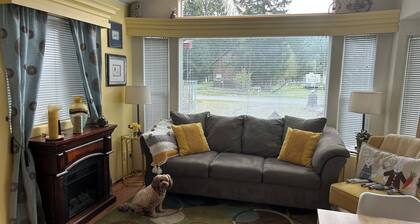 Mountain Frog Cabin - A.C./Sleeps 2/Hot Tub - 30 min. from Rainier/Skiing
