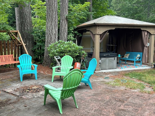 Mountain Frog Cabin - A.C./Sleeps 2/Hot Tub - 30 min. from Rainier/Skiing