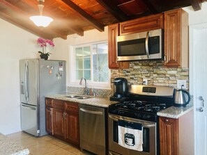 Oven, stovetop, dishwasher, coffee/tea maker - Best Single Home. 2mi Disneyland (Garden Grove)