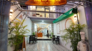 A hotel entrance with a sign reading "NHA VIP HOUSE HOFAN". - Vip House Hoi An (Da Nang)