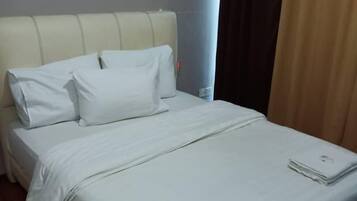 Standard Queen Room | In-room safe, free WiFi, wheelchair access