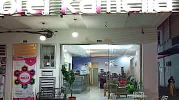 Depan hartanah - siang/malam
