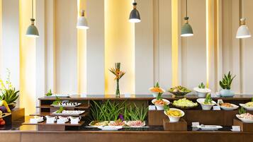 Daily buffet breakfast (VND 100000 per person)