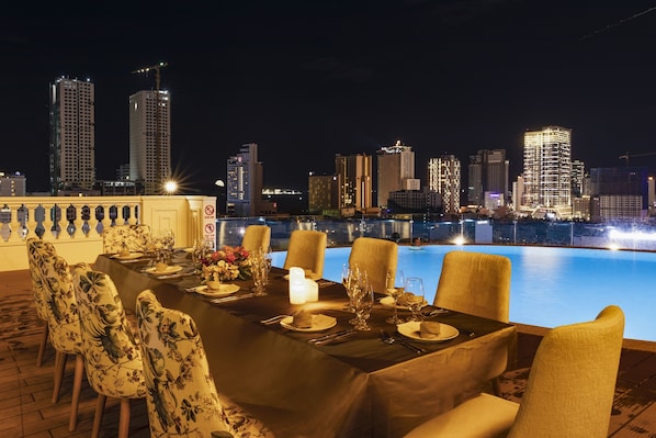 Outdoor pool, pool umbrellas, sun loungers