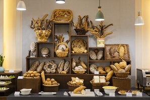 Daily buffet breakfast for a fee - Florida Hotel (Nha Trang)