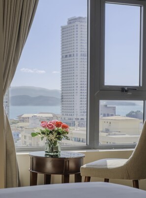 Senior Double or Twin Room (Deluxe) | 1 bilik tidur, bar mini, peti besi dalam bilik, meja 