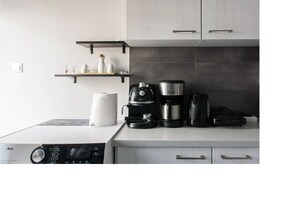 Fridge, oven, coffee/tea maker, electric kettle - Central Faliro Appart. near to Marina/ 4' tram station (Παλαιό Φάληρο)