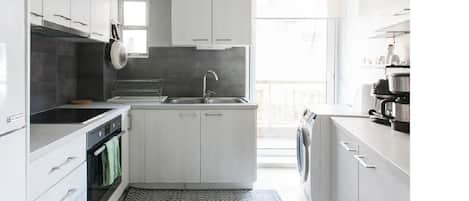 Fridge, oven, coffee/tea maker, electric kettle