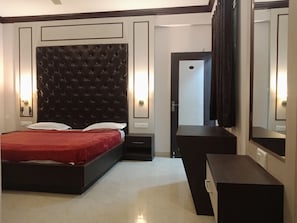 Exclusive Room, 1 King Bed, Private Bathroom | Egyptian cotton sheets, premium bedding, rollaway beds, free WiFi