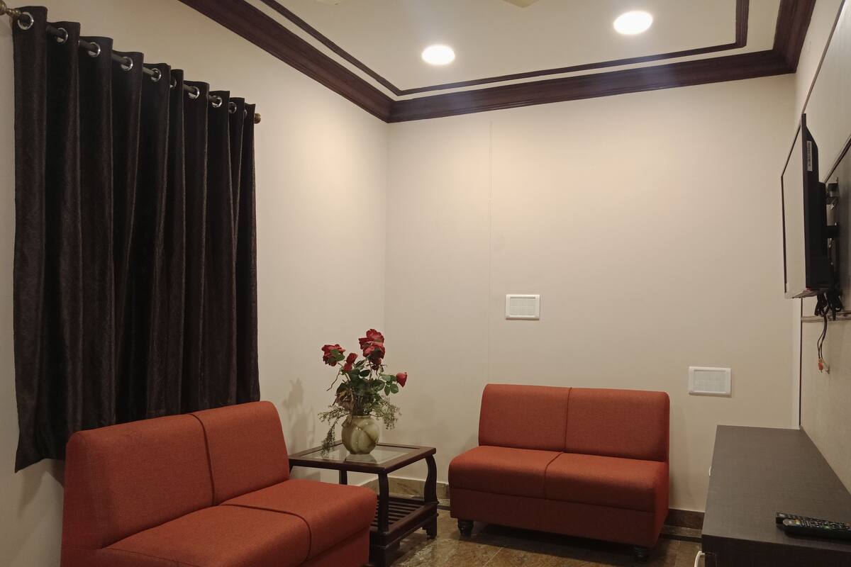 Family Suite, Private Bathroom | Living area | 32-inch LED TV with digital channels, TV