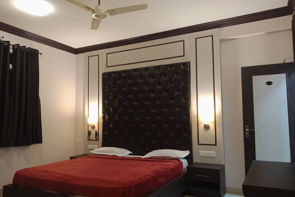 Exclusive Room, 1 King Bed, Private Bathroom | Egyptian cotton sheets, premium bedding, rollaway beds, free WiFi