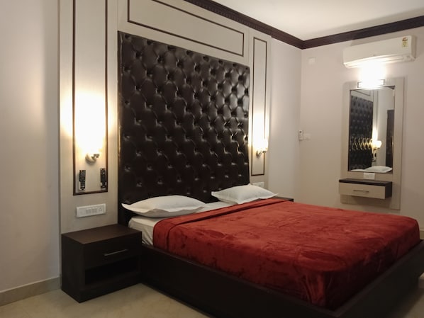Exclusive Room, 1 King Bed, Private Bathroom | Egyptian cotton sheets, premium bedding, rollaway beds, free WiFi