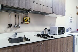 Fridge, stovetop, electric kettle, toaster