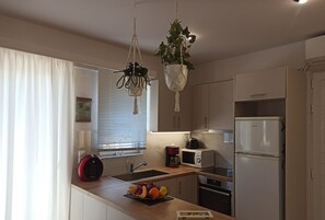 Kylskåp, mikrovågsugn, ugn och kaffe- och tebryggare