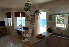 Fridge, microwave, oven, coffee/tea maker