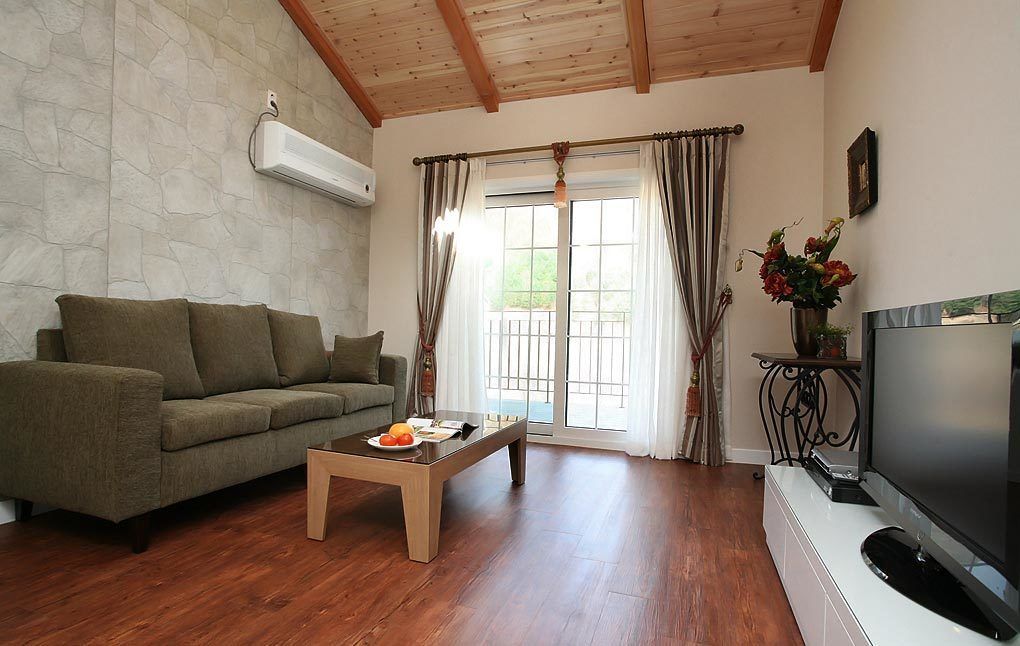 Room (B, 6 people) | Living area | Flat-screen TV