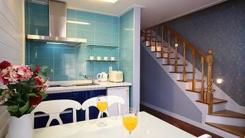 Kamar (4 people) | Makan di kamar