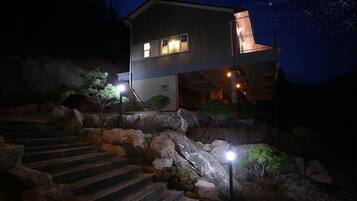 Voorkant accommodatie - avond/nacht