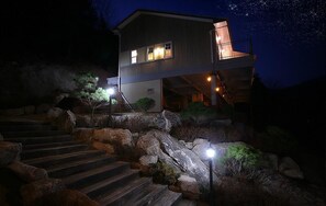 Fachada de la propiedad por la tarde o noche