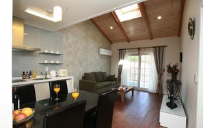 Room (B, 6 people) | Living area | Flat-screen TV - HURIM Pension (Gapyeong)