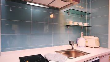 Kamar (4 people) | Dapur kecil pribadi | Lemari es dan microwave di ruangan umum