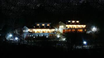 Bagian depan properti - sore/malam