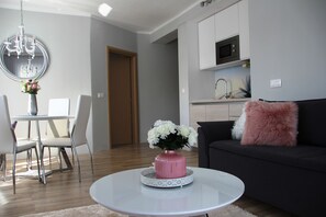 TV - Apartment Snježana - Apartment with balcony - Udobni apartman sa 1 spavaćom s. (Slunj)
