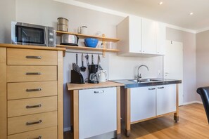 Køleskab, mikrobølgeovn, opvaskemaskine, kaffe-/temaskine