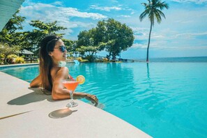 Bar tepi kolam renang