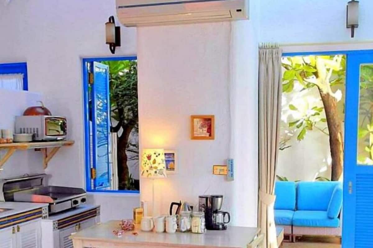 Vila Keluarga | Dapur pribadi | Lemari es, microwave, perlengkapan kebersihan, dan tisu