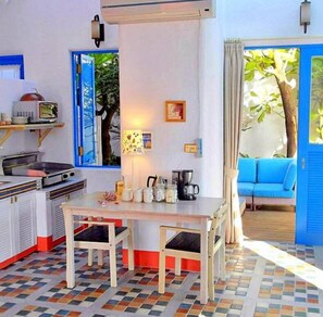 Family Villa | Private kitchen | Fridge, microwave, cleaning supplies, paper towels - 866 Oceanic View Villa (Hengchun)