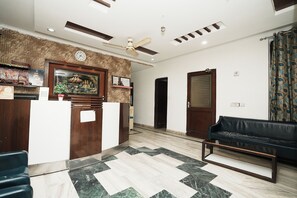 Lobby sitting area - Hotel Sunrise Moon (New Delhi)