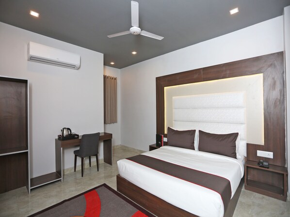 Deluxe Room | In-room safe, desk, free WiFi, bed sheets - Hotel Sunrise Moon (New Delhi)