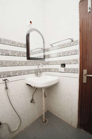 Deluxe kamer | Badkamer | Een douche, een regendouche, handdoeken