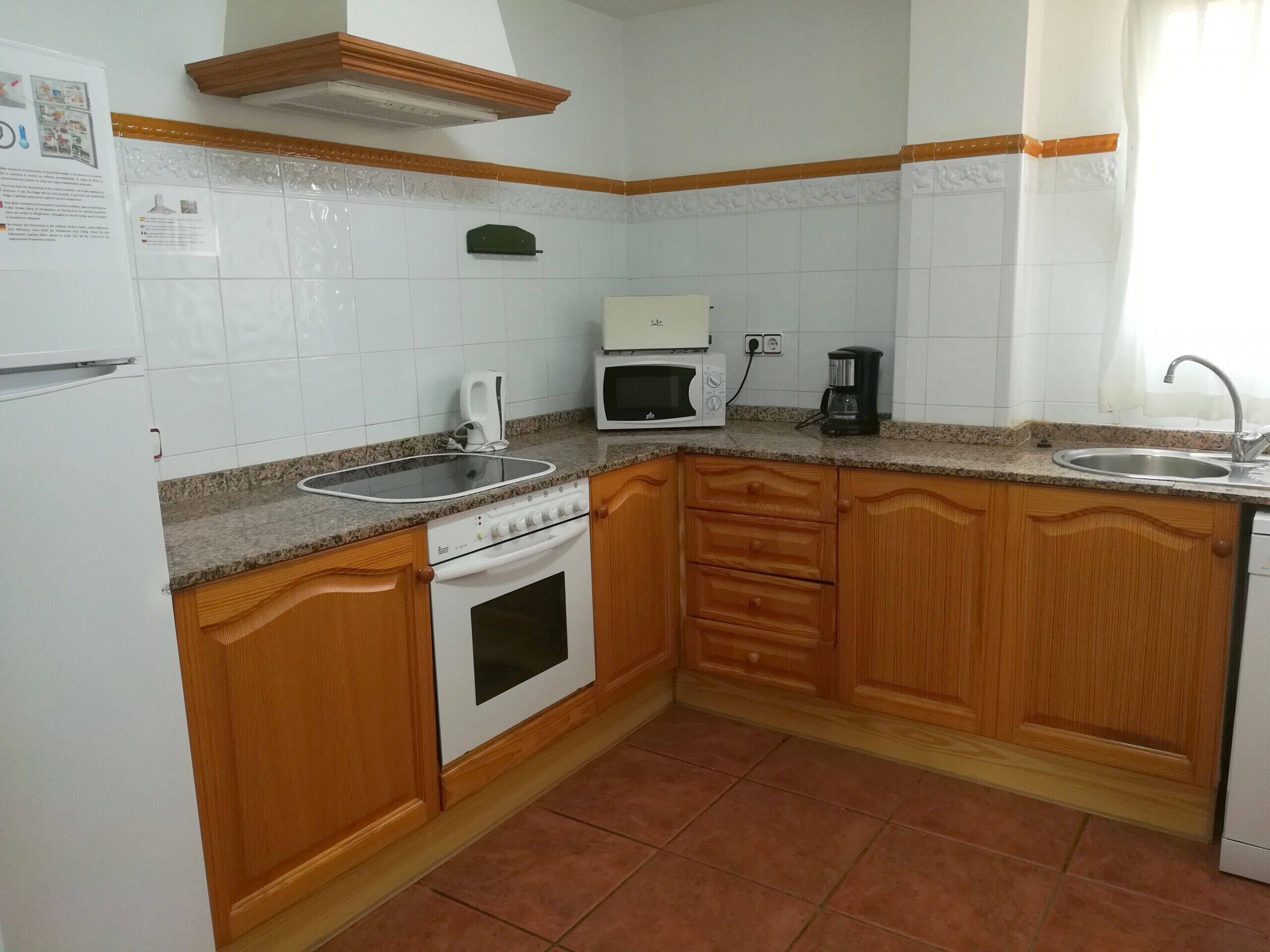 Kjøleskap, mikrobølgeovn, ovn og oppvaskmaskin