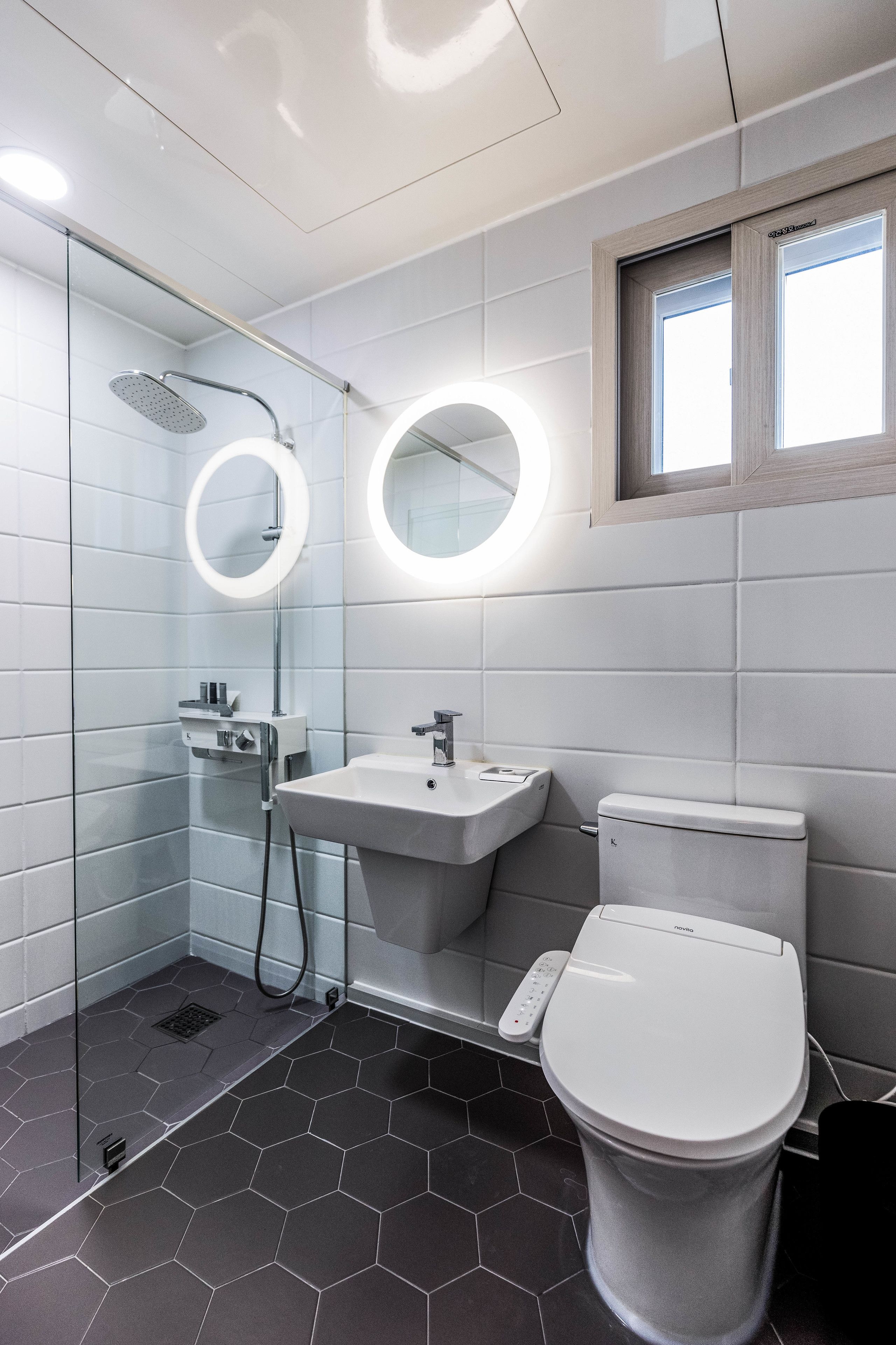 Double Room, Sea View (No Kids Zone) | Bathroom | Shower, hair dryer, electronic bidet, towels