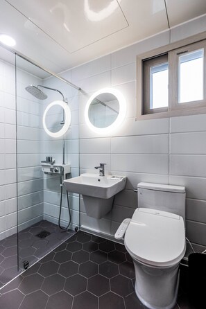 ダブルルーム シービュー (No Kids Zone) | バスルーム | シャワー、ヘアドライヤー、洗浄機付トイレ、タオル